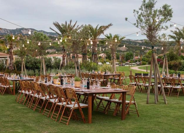 La première question qu'on se pose quand on organise son mariage est souvent celle du lieu. Trouver un endroit qui rassemble tout le monde, héberger les invités, enchaîner cérémonie, cocktail et dîner sans avoir à déplacer cent personnes d'un bout à l'autre de la ville… De Majorque à la Sardaigne en passant par la Côte d’Azur, voici cinq hôtels capables de porter une célébration de A à Z, et transformer votre mariage en véritable expérience de voyage.