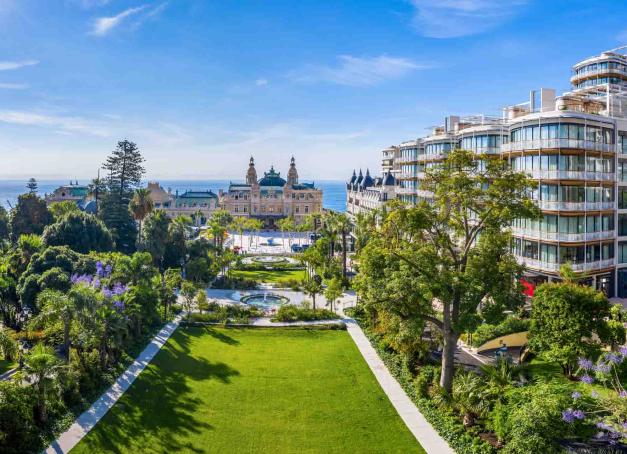 L’hiver est arrivé, l’Hexagone se couvre de givre et pourtant, sur la Côte d’Azur les températures oscillent entre 8 °C et 16 °C. La Principauté fait figure d’enclave à la douceur éternelle. L’occasion de s’y rendre en hiver pour faire le plein de soleil et profiter de l’animation qui y règne. 