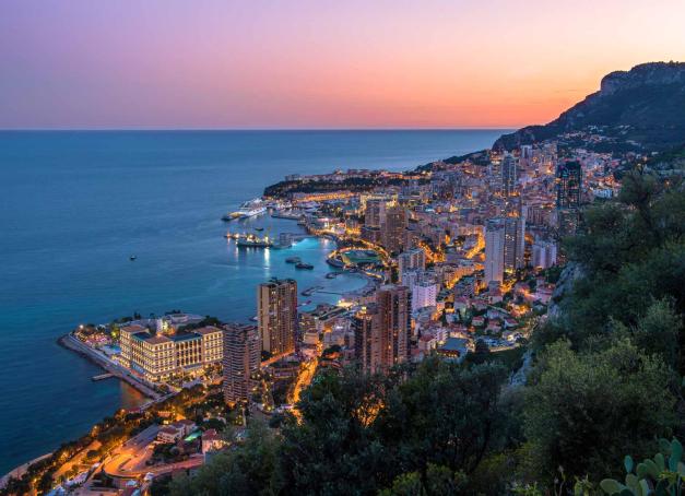 Bordée par la Méditerranée, accrochée à flanc de colline et griffée par les lignes du circuit de F1, Monaco déroule un paysage aussi spectaculaire que millimétré. Terrasses ensoleillées, palaces mythiques, spas confidentiels, restaurants étoilés ou plages privées : la Principauté concentre dans un mouchoir de poche tout le faste de la Riviera. Que faire à Monaco pour un week-end de 2 ou 3 jours ? Suivez le guide.