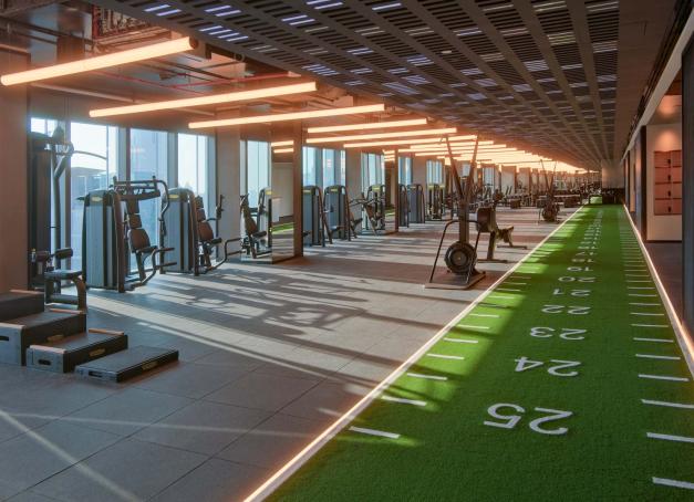 A Dubaï, les activités sportives prennent une nouvelle dimension, mêlant luxe, performance et innovation. Parfois orchestrées par des hôtels aux salles de fitness XXL et aux spas technologiques de pointe, les expériences invitent à se dépenser, se régénérer et optimiser sa récupération dans un décor dépaysant hors norme. 