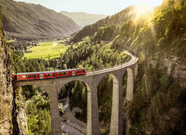 On vous entraine pour un road trip de 5 jours à travers la Suisse à bord de ses célèbres trains panoramiques, tout en gardant un œil attentif sur notre empreinte carbone. Un voyage qui nous a fait découvrir les villes de Montreux, Locarno, Lucerne et St. Gall. Suivez le guide pour une aventure écologique entre montagnes majestueuses et lacs scintillants. 