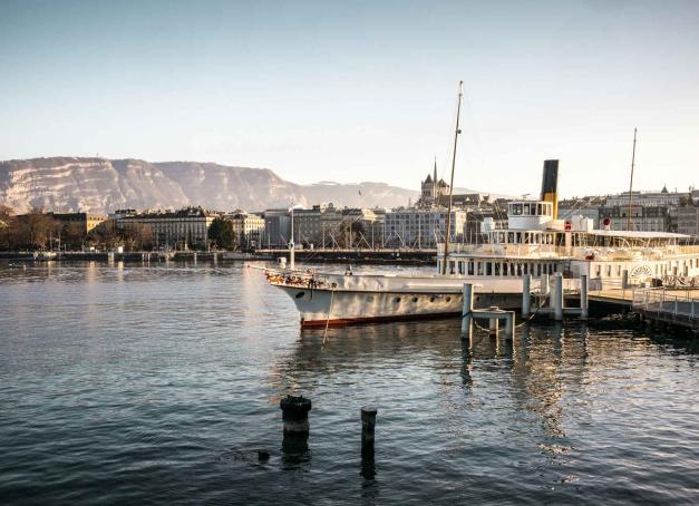 Entre sommets alpins et boutiques de luxe, aux confins du lac Léman, Genève est la ville cosmopolite par excellence. Que faire à Genève, une cité à taille humaine et au charme sous-estimé, dont nous dévoilons ici les meilleures adresses pour un weekend à seulement 3 h de Paris.