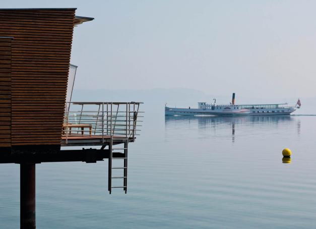 Nous ne sommes ni aux Maldives ni à Bora Bora mais en Suisse, au bord du lac de Neuchâtel. Le Palafitte est un hôtel unique en Europe, le seul 5 étoiles … sur pilotis. Une invitation à quitter la terre ferme et à s’élever au-dessus de la mêlée. 
