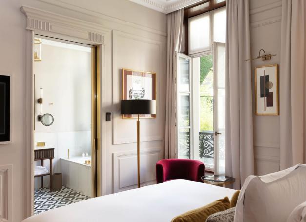 Proche du très chic Faubourg Saint-Honoré et du palais de l’Élysée, ce boutique-hôtel parisien dévoile des chambres élégantes, une table italienne et un magnifique spa. Un hôtel particulier de luxe que l’on découvre à discrétion. Nous y avons dormi pour vous. 