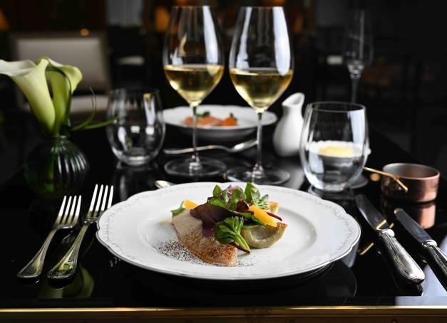 Caché au cœur du 8e arrondissement, le restaurant Les Confidences cultive l’art de la discrétion. Dans l’écrin feutré de l’hôtel San Régis, le chef Erwan Ledru signe une cuisine sensible et réconfortante, sublimée par les desserts remarquables de Jessica Préalpato. 