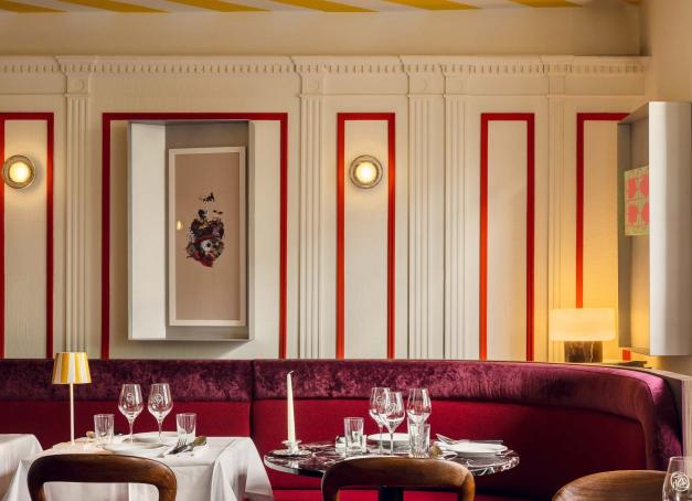 Il a bluffé les carnivores de la dernière heure : fondé en 2021 par Alice Tuyet, Daimant Collective a hissé le légume au rang d‘art de vivre dans ses restaurants parisiens. Le troisième, inauguré en mars, conforte la signature de ce concept avant-gardiste : loin d’être austère et ennuyeux, le légume peut être aussi gourmand qu’inspiré. L’aubergine plus sexy que la côte de bœuf ? C’est incontestable : ici, la révolution végétale signe un sans-faute.
