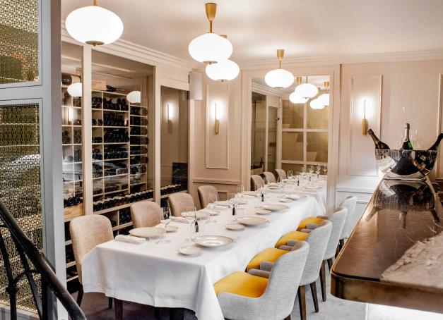 Avec 123 établissements étoilés, Paris est devenue petit à petit la capitale française de la gastronomie. Une offre si riche et si variée qu’il est parfois difficile de s’y retrouver. Yonder vous emmène dans les meilleurs grands restaurants de Paris.