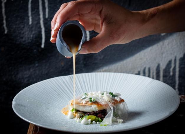 Le Cap est un exceptionnel creuset d’influences gastronomiques. Épices d’Inde et de Malaisie, recettes des onze peuples qui constituent l’Afrique du Sud, influence des cultures française, britanniques et hollandaises, produits locaux de l’océan ou de la montagne, de la savane… Voici les 10 meilleurs restaurants de Cape Town.