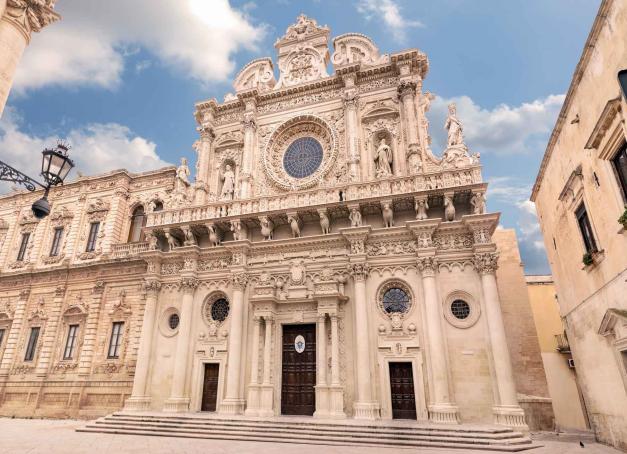 Célèbre pour son architecture baroque et joyau du Salento, on est ensorcelé par la visite de Lecce, capitale du barocco leccese.
