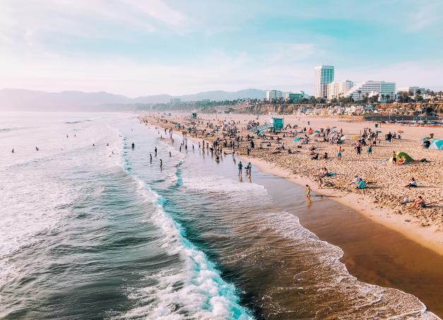Entre palmiers et Pacific vibes, Santa Monica incarne ce rêve californien à la fois solaire, arty, décontracté et résolument stylé. À quelques encablures de Los Angeles, cette enclave chic et bohème déroule son front de mer mythique, ses adresses pointues et son art de vivre bien à elle, à la croisée du cool californien et de l’élégance urbaine. Le tout dans un périmètre à taille humaine, idéal à explorer à pied ou à vélo. 