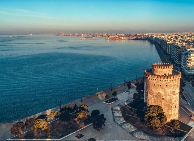 Ville de contrastes et de saveurs, Thessalonique charme autant par son énergie contemporaine que par son héritage byzantin. Entre marchés vibrants, tavernes et front de mer animé, la cité du nord de la Grèce invite à vivre le fameux challara : l’art de ralentir et de savourer. Voici nos adresses pour 72 heures d’immersion.