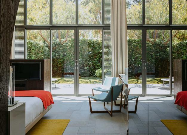 Sur la route des Salins, un hôtel à Saint-Tropez qui ne joue ni la carte du palace inabordable, ni celle de la performance festive, serait-ce possible ? Contemporain, gastronomique, impeccablement entretenu, l’hôtel de Sezz plaît par son allure intemporelle. Quelle ne fut pas notre surprise d’apprendre son année d’ouverture : 2010. Seize ans plus tard, l’adresse semble avoir été achevée hier.