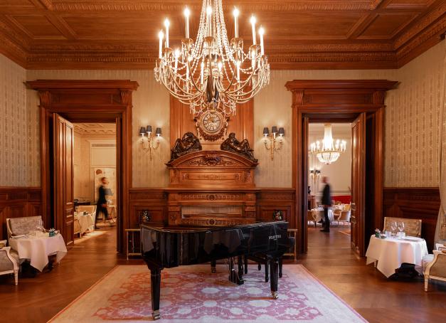 Il s’en passe des choses au Shangri La ! Le prestigieux établissement revoit son offre restauration avec l’inauguration des Salons du Prince et de la Maison Roland dans les jardins.