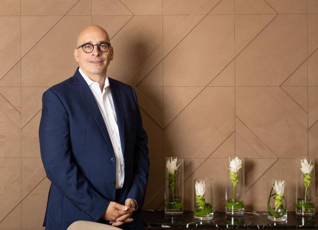 Dans le 17e arrondissement parisien, au 25 rue Bayen, le restaurant Frédéric Simonin s'impose comme l'une des adresses les plus singulières de la capitale. Derrière sa façade discrète, une table étoilée Michelin où le chef, Meilleur Ouvrier de France 2019, orchestre une cuisine française contemporaine d'une précision remarquable : épurée, sincère, profondément ancrée dans le produit. Mais l'excellence de la maison ne s'arrête pas aux fourneaux. 