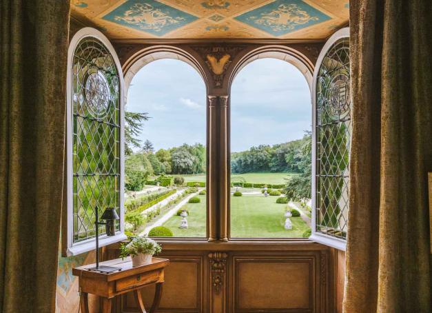 Envie d’un week-end romantique en France ? Voici nos plus belles escapades à deux : hôtels 4 ou 5 étoiles, maisons d’hôtes au charme sûr, adresses gourmandes… Des lieux choisis pour offrir bien plus qu’une nuit.