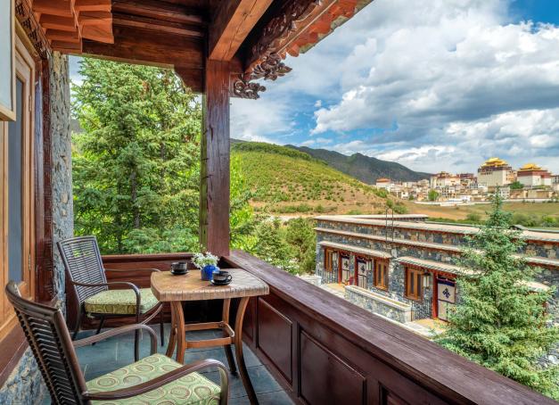 Nichée au cœur du Yunnan, Shangri-La incarne un Tibet de carte postale entre monastères perchés, hauts plateaux et prairies infinies. À plus de 3 000 mètres d’altitude, cette région préservée abrite des hôtels d’exception mêlant luxe discret, traditions locales et immersion spirituelle. Voici notre sélection des plus beaux hôtels de Shangri-La pour vivre la magie tibétaine grandeur nature.