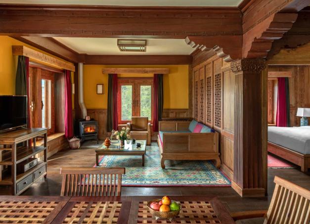 À flanc de colline, face au monastère doré de Ganden Sumtseling, l’hôtel Songtsam Linka Retreat domine la vallée sacrée de Shangri-La. Adresse d’exception mêlant confort cinq étoiles, immersion tibétaine et vue à couper le souffle, ce refuge hors du temps s’impose comme l’un des plus beaux hôtels du Yunnan.