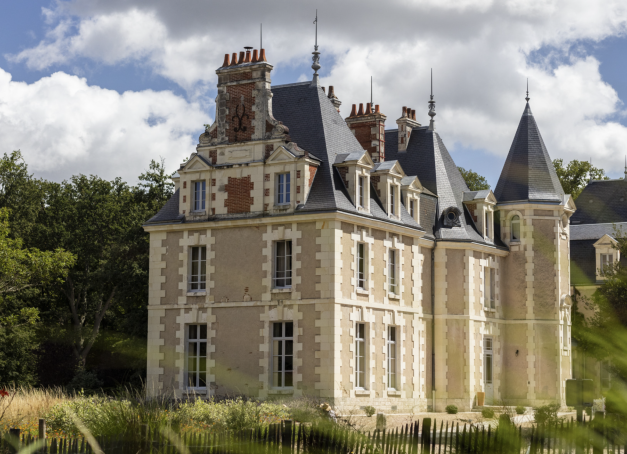 Visiter les châteaux de la Loire, c’est s’entendre raconter un pan de l’Histoire de France. L’époustouflant patrimoine se fond dans un univers verdoyant propice à diverses activités. Notre circuit autour des châteaux de la Loire constitue un agréable emploi du temps pour un week-end de trois jours, à deux heures seulement de Paris. 