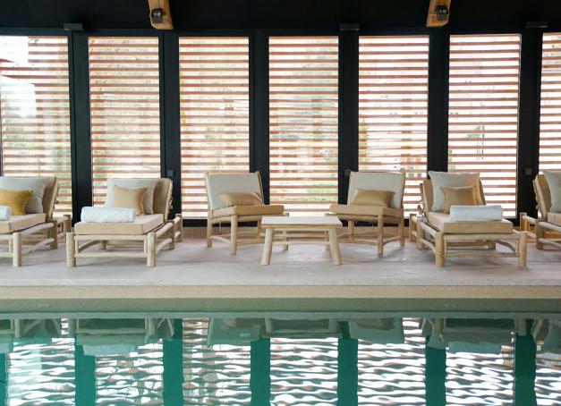 Pause sensorielle dans les vignes bourguignonnes. Le nouveau spa de l’Hostellerie de Levernois, associé à la Maison Sisley, décline des soins qui misent sur l’expertise phyto-aromatique de la marque. Une signature olfactive unique.