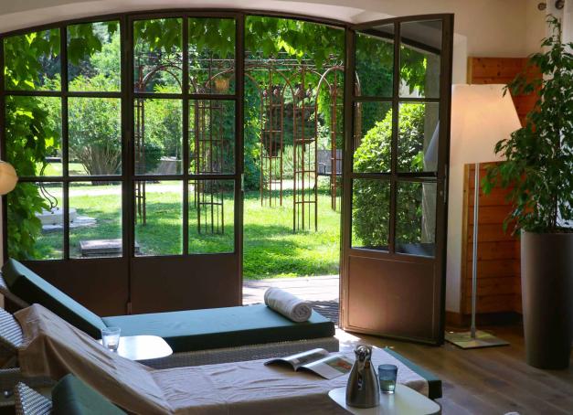 Une parenthèse printanière non loin de la Méditerranée ? Mais à condition de s’échapper de la ville et son animation pour s’envelopper de sérénité. Alors quoi de mieux que d’opter pour un hôtel avec spa proche de Marseille mais lové dans des jardins luxuriants. 