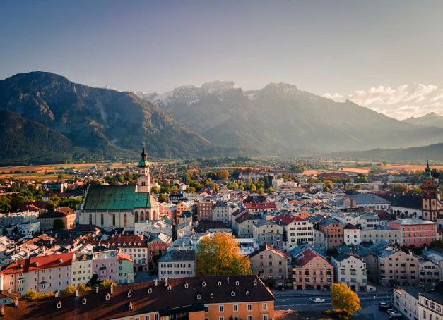 Dix villages et une petite ville dans les montagnes tyroliennes, portes d’entrée d’une nature sauvage. Bienvenue dans la région de Hall-Wattens en Autriche, grande comme un mouchoir de poche et pourtant pleine de richesses à découvrir.