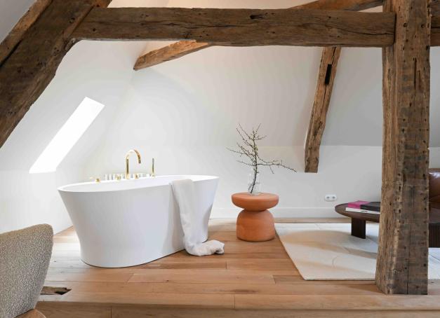 À seulement deux heures de Paris, l'hôtel Les Prés, installé dans un ancien relais de chasse, offre une parenthèse bucolique au cœur du Perche.