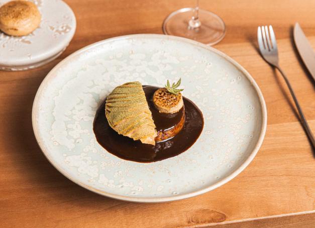Julien Allano est heureux et cela se voit. Depuis le printemps dernier, le chef a ouvert son propre restaurant à Bonnieux, petit village de charme du Luberon. Une table à la fois authentique, généreuse, gourmande et raffinée qui mérite le détour.