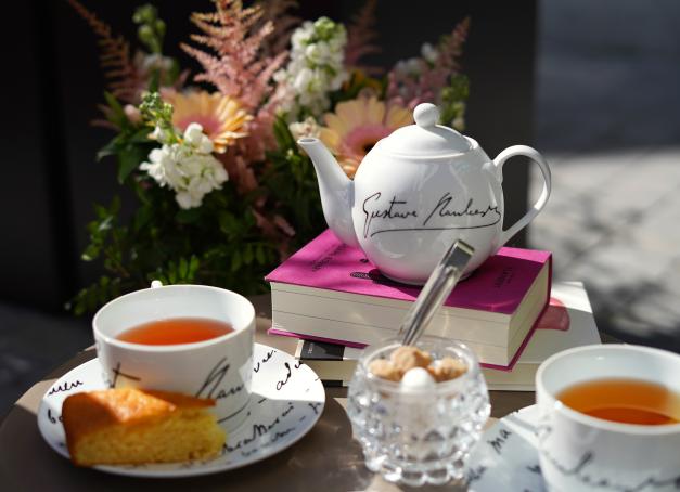 Dans une ambiance cosy et chaleureuse, les Hôtels Littéraires nous embarquent dans une pause gourmande aussi douce que raffinée. Une offre de tea time à mille lieues de la tendance actuelle qui plonge les épicuriens dans une expérience envoûtante.