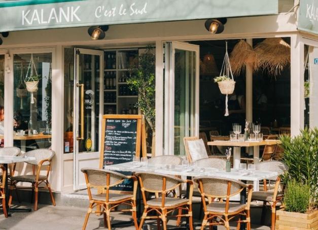 Direction Kalank, sans emporter ni chaussures de rando ni maillot de bain car on ne quitte pas Paris. On ne reste pas sur sa faim pour autant - et c’est le cas de le dire - car au 52 boulevard de Charonne, la French Riviera s'offre à nous.