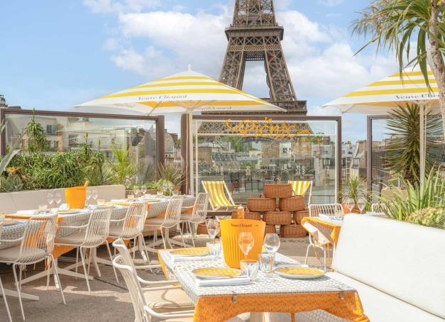 Pique-nique champagne sur un rooftop, cinéma en plein air, glacier de palace ou visite culturelle privée : voici 5 idées de sorties originales pour profiter de l’été à Paris.