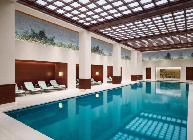 Londres regorge de spas d’hôtels luxueux, offrant des expériences de bien-être uniques au cœur de la ville. Que ce soit pour une pause détente ou un soin revitalisant, ces sanctuaires de relaxation allient cadre élégant et traitements innovants. Voici une sélection des plus beaux hôtels spa à Londres.