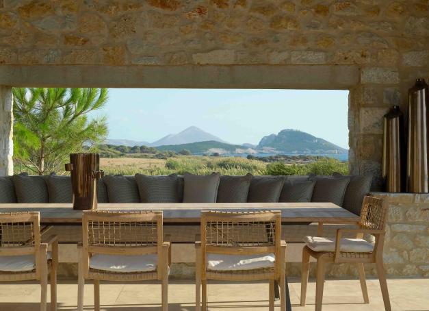 Dans le sud-ouest du Péloponnèse, face aux eaux de la mer Ionienne, se déploie une destination méconnue en Grèce : Costa Navarino. Au cœur de la Messénie, cette enclave dédiée au tourisme durable rassemble hôtels 5 étoiles, golfs primés et spa d'envergure. C'est à Navarino Dunes que se dresse The Romanos, a Luxury Collection Resort, où nous avons posé nos valises.