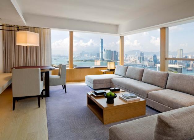 Au cœur vibratoire de Hong Kong Central, avec une vue imprenable sur la ville, The Upper House redéfinit l’hôtellerie traditionnelle. De tous les hôtels indépendants d’une ville marquée par la domination sans partage des grands groupes hôteliers, il est l’un des plus époustouflants. Cet édifice s'affirme comme le refuge parfait pour s'immerger dans l'Amirauté, un quartier qui respire le luxe et s'ouvre sur l'océan.