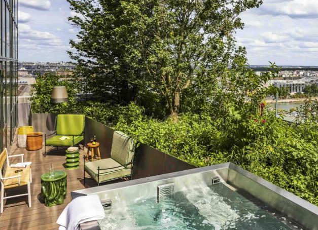 Pour s’offrir Paris à deux, il faut le bon décor. L'Appartement de la Tour d’Argent, le TOO Hôtel, le Saint James, le Norman et le Fouquet’s : voici notre sélection des plus beaux hôtels pour un week-end en amoureux à Paris. 