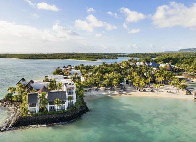 On rentre de quelques jours à l’Ile Maurice pendant lesquels on a pu tester Shangri-La le Touessrok. Passé du simple cabanon de plage au resort 5 étoiles, cet hôtel mythique fut le témoin de la montée en puissance de la destination star de l’océan Indien. Après un rafraichissement opéré fin 2024, le Touessrok a encore haussé le curseur de l’authenticité et de l’excellence. 