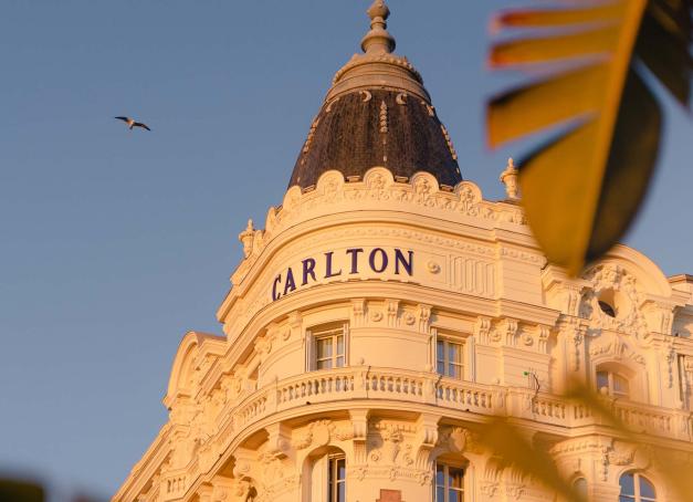 Le Carlton a fait peau neuve. Après une rénovation de 2 ans, l’hôtel mythique de Cannes fête ses 110 ans avec deux nouvelles ailes, un somptueux jardin intérieur et la plus grande piscine à débordement de la Croisette. On y a dormi.

