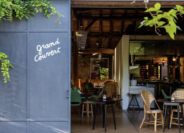 Au Nord de Roanne, au milieu de la campagne, le plus jeune des fils Troisgros a repris cette table isolée doublée d’un hôtel de poche atypique. On s’y est arrêté et on ne s’en est toujours pas remis. Courez-y tant que l’air est encore doux ! 