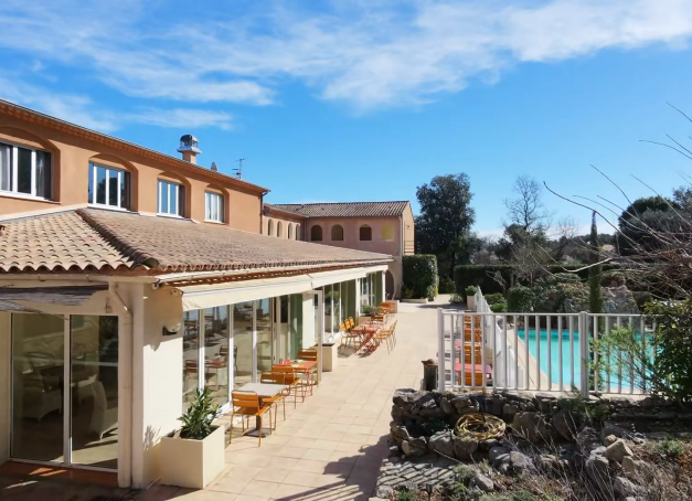 Au Thoronet, au cœur de la Provence Verte, l’Hostellerie de l’Abbaye accueille les voyageurs dans un cadre paisible typiquement provençal. Cet hôtel 3 étoiles invite à découvrir la région et ses richesses, à seulement quelques minutes de la célèbre abbaye du Thoronet.