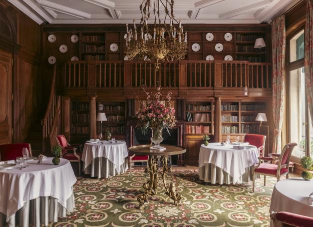 Dix ans après son inauguration, ce repaire discret pour esthètes amateurs de gastronomie et de grands vins, connaît un nouveau souffle avec la prise de fonctions du chef Andrea Capasso.