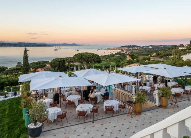 Palaces historiques ou boutique-hôtels intimistes, vues mer hypnotiques ou jardins secrets sous les pins parasols… Plus que nulle part ailleurs, à Saint-Tropez, le luxe peut prendre toutes les formes inimaginables. Le village concentre une sélection éblouissante d'adresses de luxe, chacune incarnant une vision singulière de l’hospitalité. De quoi trouver, à coup sûr, l'hôtel 5 étoiles à Saint-Tropez qui fait écho à ses envies. 