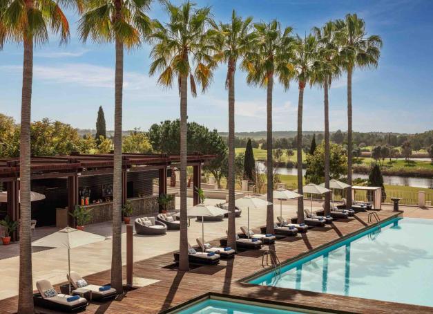 Récemment intégré à la collection Accor sous gestion cinq étoiles -, le Victoria Golf Resort & Spa s'impose comme l'une des adresses les plus solides de l'Algarve. Posé au cœur de Vilamoura, l'hôtel joue la carte du grand confort sans jamais en faire trop. Gastronomie locale, art portugais, parcours de golf de légende : le tout baigné dans une lumière d'Algarve qui arrange tout. 