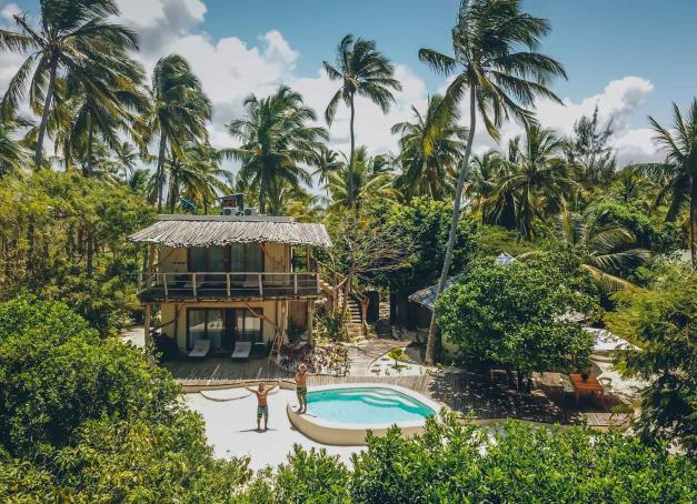 À 6 degrés au sud de l’équateur, Zanzibar déroule ses rivages entre lagon turquoise et sable blanc. Sur Unguja, principale île de l’archipel, le White Sand Villas & Spa incarne une vision engagée de l’hospitalité. Maison de famille devenue unique Relais & Châteaux de l’île, cet Éden africain prouve qu’il est possible de conjuguer luxe, conscience écologique et authenticité. Et offrir, au passage, ce que Zanzibar a de meilleur.