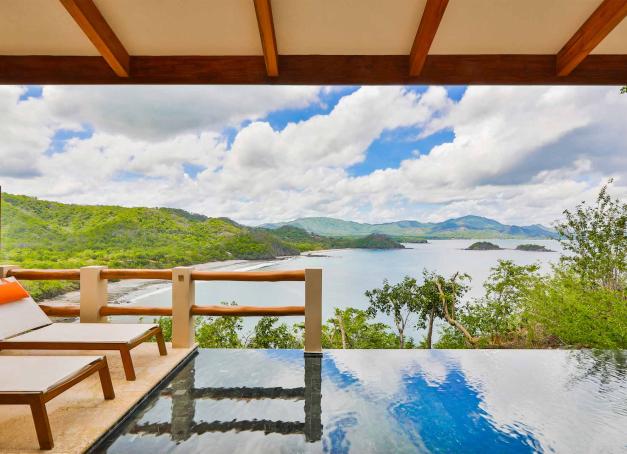 Avec ses vues grandioses sur le Pacifique, ses couchers de soleil d’anthologie et ses statues de Bouddha, Casa Chameleon est à elle seule une expérience « Pura Vida », mantra costaricien et véritable art de vivre.

