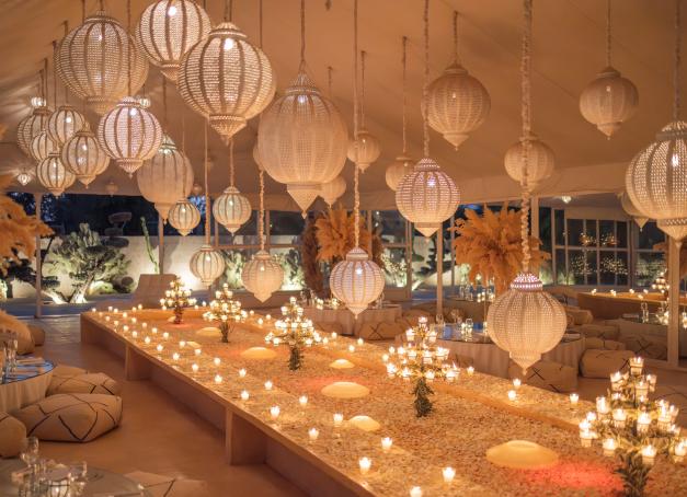 À Marrakech, le mariage prend des allures de conte contemporain. Villas spectaculaires, riads discrets ou hôtels sophistiqués : cinq adresses révèlent, chacune à leur manière, comment la ville ocre transforme un « oui » en moment de cinéma. 