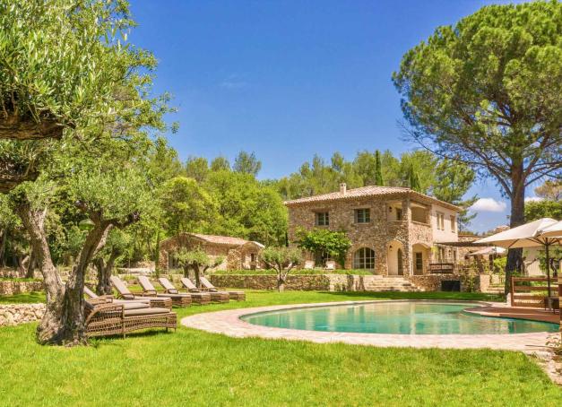 La Provence offre une incroyable diversité d’hôtels. Adresses de charme ou boutique-hôtels, hôtels 4 et 5 étoiles, mas traditionnels, bastides et même deux palaces, découvrez les meilleurs hôtels de Provence classés par catégories (gastronomie, bien-être, nature, design...).