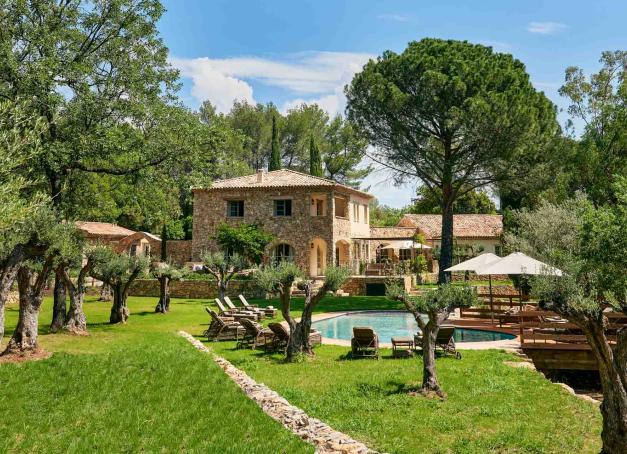 Découvrez en exclusivité notre itinéraire en Provence de 7 jours clé en main. Hôtel et villas de luxe au Château de Berne, bonnes adresses, restaurants et lieux à visiter en une semaine pour une délicieuse escapade, où douceur de vivre provençale et soleil règnent en maître.