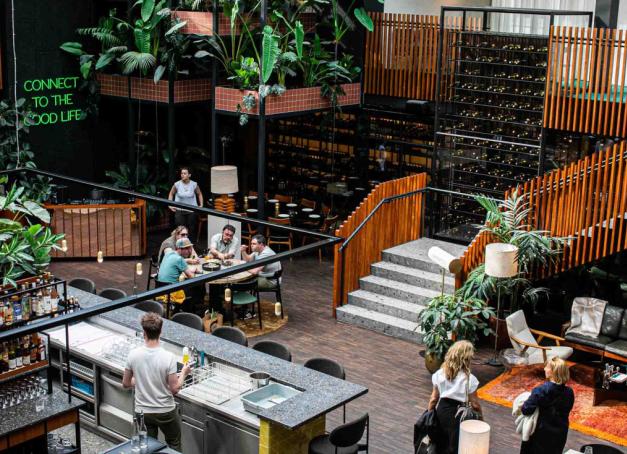 Cœur historique de la Flandre orientale, en Belgique, la ville de Gand mélange les genres avec un charme unique : tantôt étudiante avec ses cafés branchés, tantôt médiévale avec ses rues pavées, et toujours bucolique avec ses canaux fleuris et ses façades dentelées... Ici, pas de 5 étoiles, mais plusieurs boutique hôtels de caractère, parfaitement indiqués pour prolonger la magie du séjour. Notre tour d’horizon des meilleurs hôtels à Gand, version luxe et charme. 
