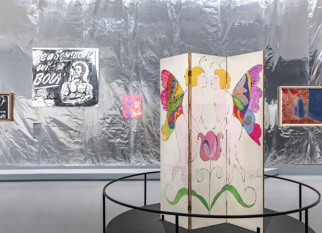 Octobre confirme la rentrée culturelle avec une belle moisson d’expositions, de Tintoret à Warhol, d’Irving Penn à Pierre Paulin, sans oublier l’énigmatique Nicolas Flamel au musée de Cluny et la trépidante foire Art Basel Paris. Voici les expositions à ne pas manquer en octobre à Paris et en France avec de belles adresses où poser ses valises à proximité.