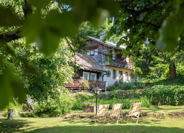 Des lacs où plonger aux cimes où glisser, la Haute-Savoie est en toute saison un département propice à une escapade sportive, détente ou gourmande. Notre sélection des meilleurs hôtels 4 étoiles où séjourner en Haute-Savoie.