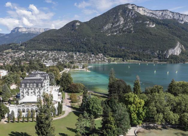 Trois jours suffisent pour découvrir plusieurs visages d’Annecy : flâner dans la vieille ville, parcourir les rives du lac, rejoindre Talloires et le Bout-du-Lac, prendre le large en packraft et s’attabler dans quelques-unes des meilleures adresses de la région. Voici notre itinéraire pour visiter Annecy et son lac en un long week-end, sans courir d’un site à l’autre.